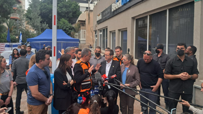 יצחק הרצוג בזירת הנפילה ברמת גן