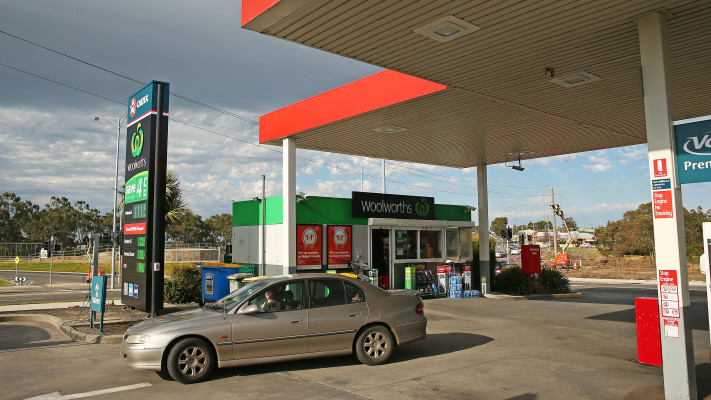 תלויה ביבוא דלק מזוקק. תחנת דלק באוסטרליה
