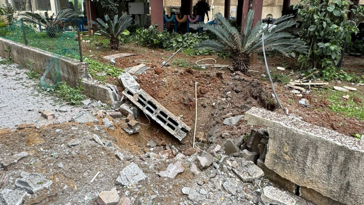 נזק בראשון לציון בעקבות ירי טילים מאיראן (צילום: דוברות כבאות והצלה)