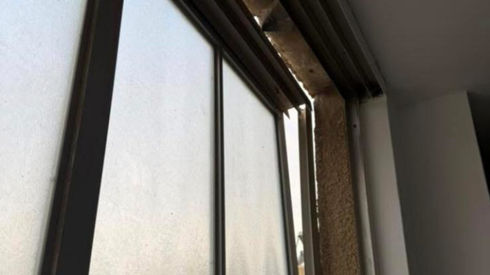 חלון שניזוק בעקבות שברי יירוט בדימונה