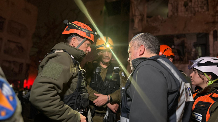 אלוף פיקוד העורף בזירת הנפילה בערד