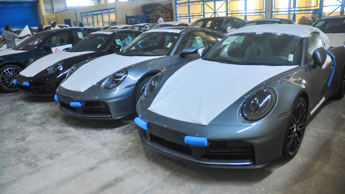 מכוניות אסורות לחלוטין לשימוש באי. רכבים שנתקעו בלאמו