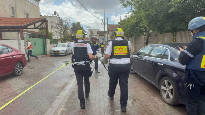 צוותי מד''א באזורי נפילת שברי יירוט במרכז הארץ