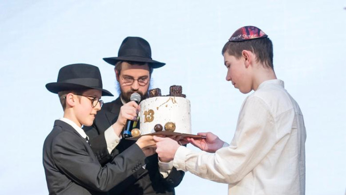 חגיגה בצל המלחמה