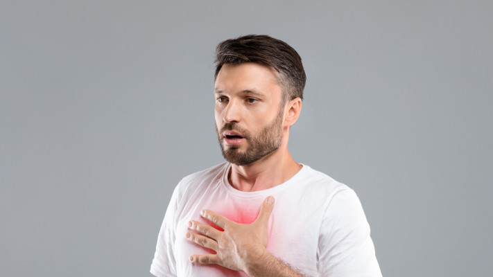 קוצר נשימה. אחד התסמינים של אי ספיקת לב. אילוסטרציה