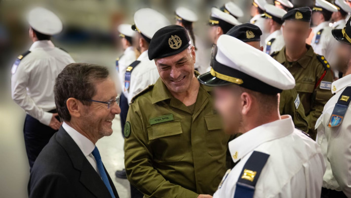 אייל זמיר ויצחק הרצוג בטקס סיום קורס חובלים