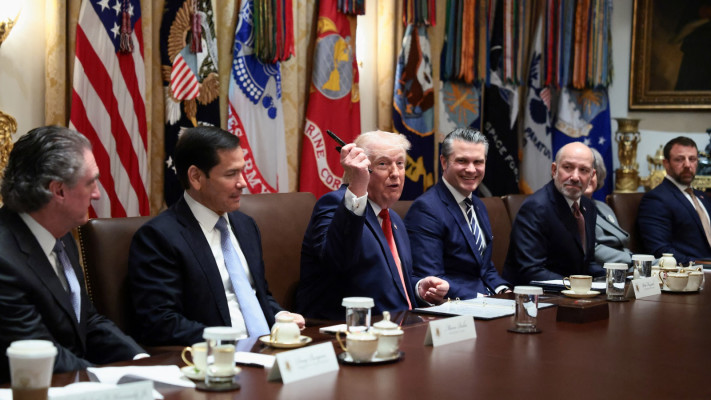 דונלד טראמפ בישיבת הקבינט