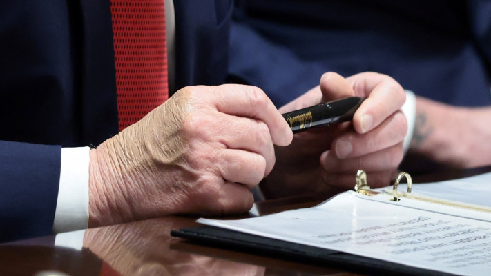 חמישה דולר בלבד. העט של דונלד טראמפ
