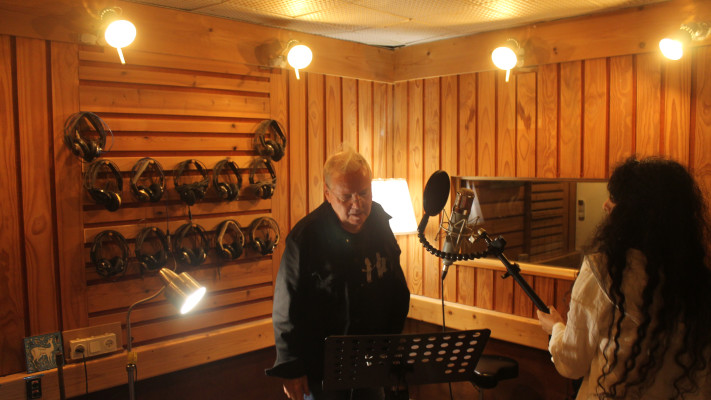 אלון אולארצ'יק בהקלטת אלבום שרשרת הזהב באולפן העוגן