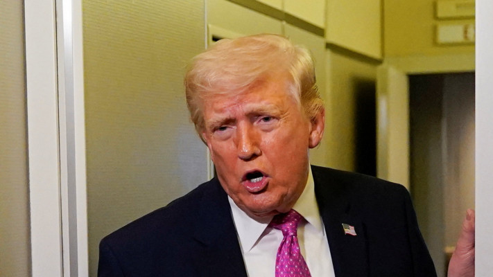 דונלד טראמפ מדבר עם עיתונאים באייר פורס 1