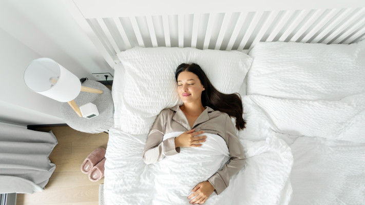 שינה על הגב