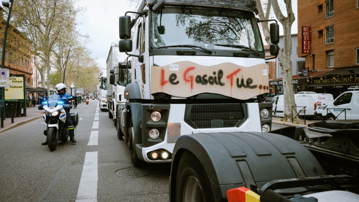 הלחץ הציבורי מבעבע. מחאה בצרפת נגד עליית מחירי הדלק