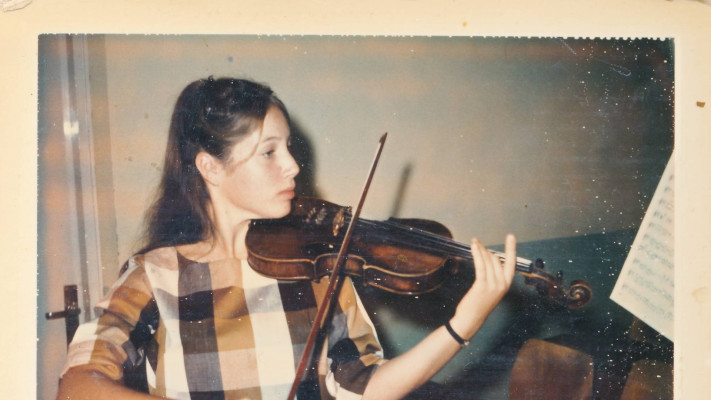 צרויה להב מנגנת בכינור