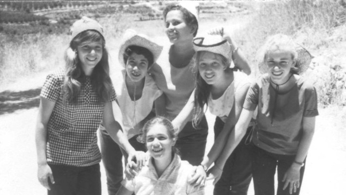 בנות כיתה ט'. צרויה שניה מימין