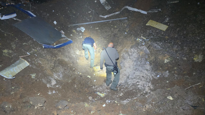 מטח הטילים מאיראן: מכתש נפער מאחורי בית ספר בפתח תקווה