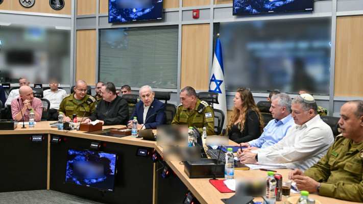 בנימין נתניהו בהערכת מצב בקריה