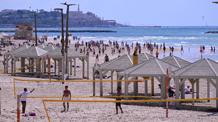 חוף הים בתל אביב בבוקר הפסקת האש עם איראן