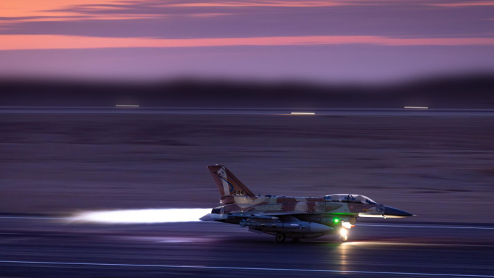 מטוס של חיל האוויר ממריא לתקיפה באיראן