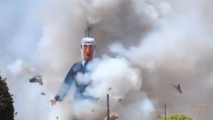 בובה בדמות בנימין נתניהו עולה באש בספרד