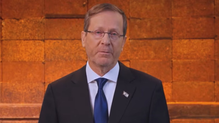 יצחק הרצוג נואם בטקס יום הזיכרון לשואה 2026