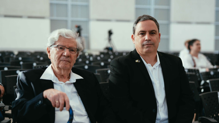 אהרן ברק בערב זיכרון בסלון של לשכת עורכי הדין