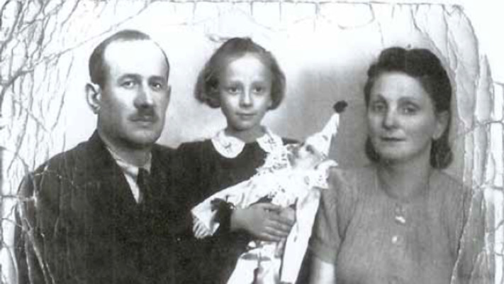 בתיה רפפורט עם הוריה