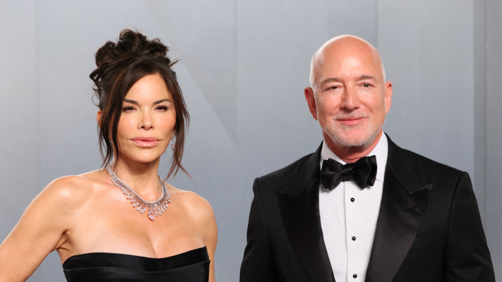 ג'ף בזוס ולורן סנצ'ז (צילום: Jean Baptiste Lacroix / AFP via Getty Images)