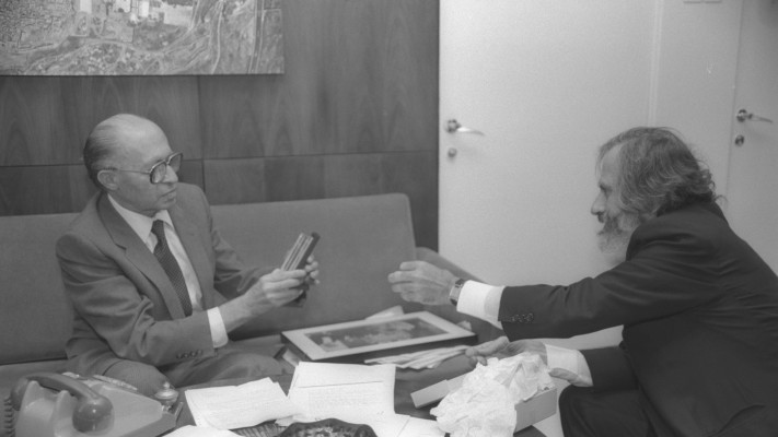 יעקב אגם עם מנחם בגין