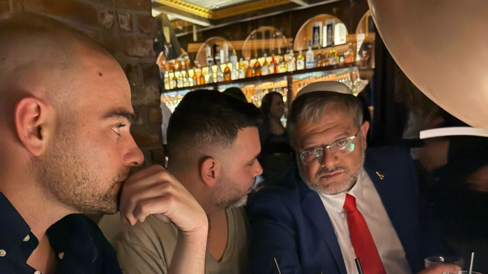 הישיבה - והשר שתופס בעיניו את עדשות פפראצי TMI שנכנסו בסודיות למסיבה (צילום: פרטי)