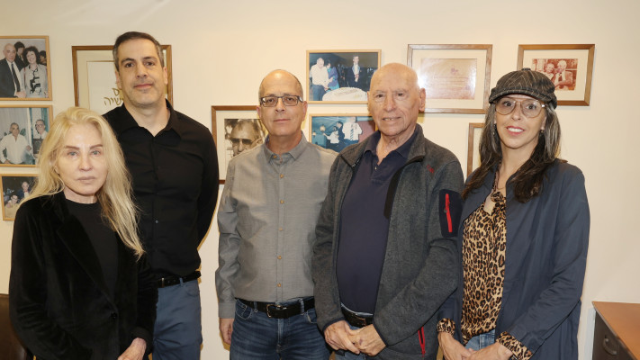 טל שוורץ-דינס, אמנון שוורץ, רונן בר-שלום, יוני אבן -טוב ואורית אפרתי (צילום: רפי דלויה)