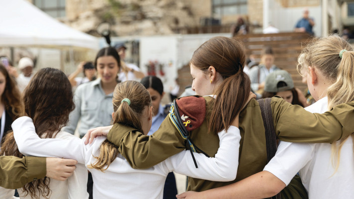 חגיגת בת מצווה ליתומי המלחמה של הארגון בכותל