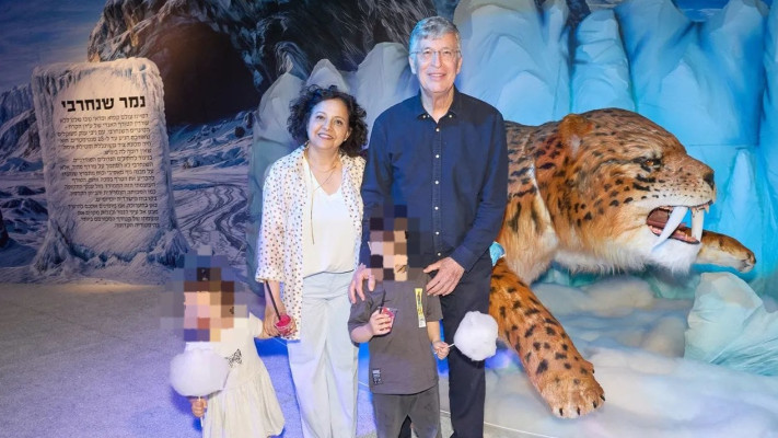 אבשלום קור וזוגתו תרצה שקד עם הנכדים (צילום: שוקה כהן)