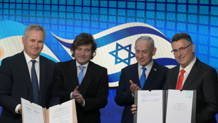 תיעוד מהחתימה על ההסכם 