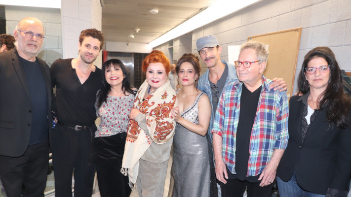 חברי קאסט ''מצחיקונת'' (צילום: ניר פקין)