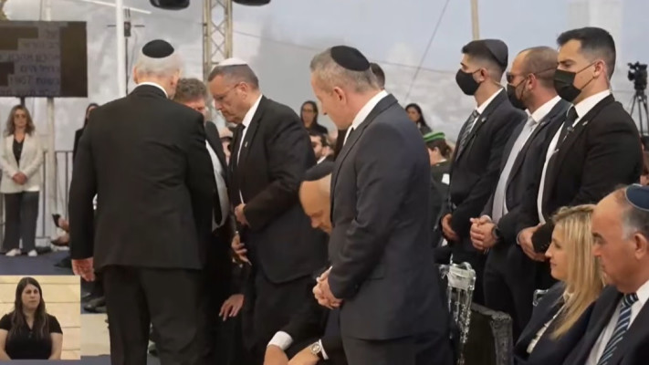 בנימין נתניהו לוחץ את ידו של יצחק עמית