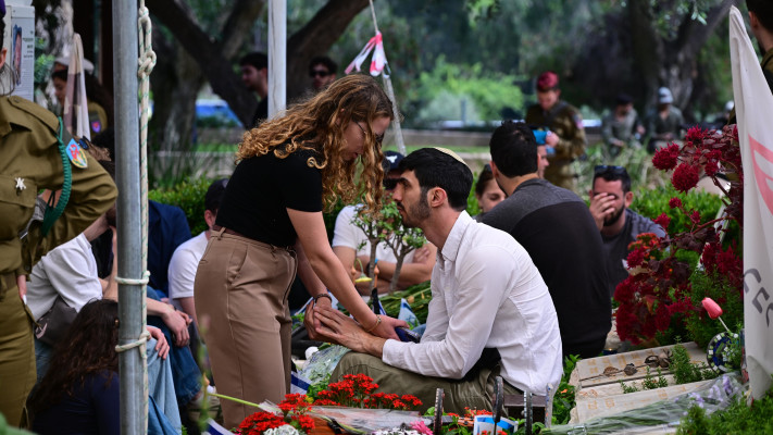 יום הזיכרון בקריית שאול. בית העלמין הצבאי קרית שאול חלקת חרבות ברזל השבעה באוקטובר