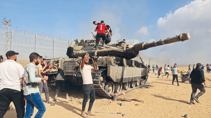טבח ה-7 באוקטובר: עזתים על טנק צה''לי