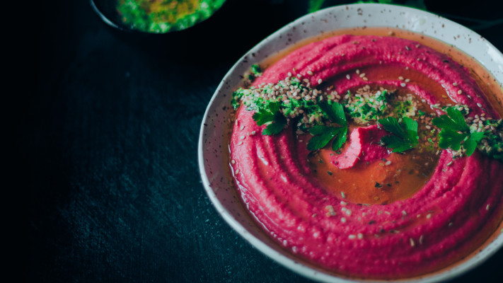 תראו איזה צבע מהפנט. חומוס סלק חגיגי