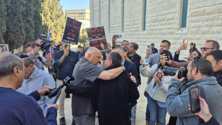 הפגנת תמיכה בממשלה מחוץ לבית המשפט העליון
