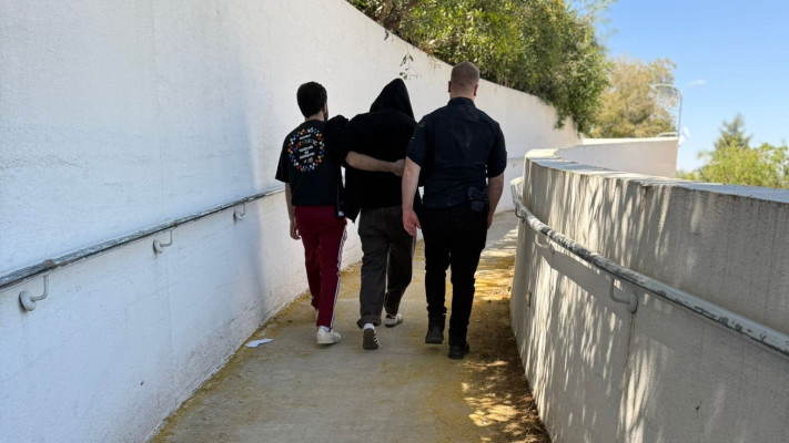 דייר בדרך למלון (צילום: רשת 13)