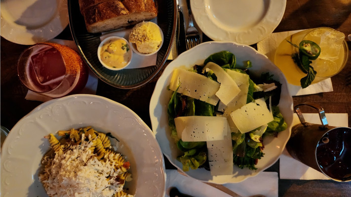 בר מסעדה ''ריב ווסט'' בחיפה