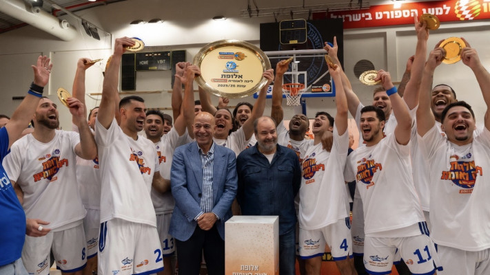 בני זרח ואשר גבאי יחד עם שחקני הקבוצה&nbsp; (צילום: הפועל אילת)