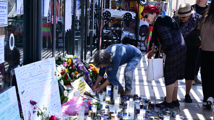 אנדרטה לזכרו של ימנו זלקה ז''ל מחוץ לפיצרייה בה עבד ונרצח