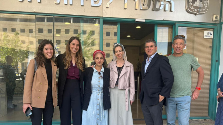 נציגי ארגון עתים והנבחנות רות עגיב ויערה סמואל