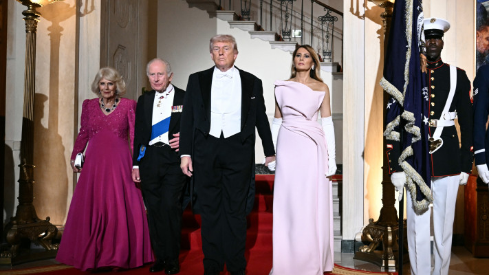 המלך צ'ארלס, דונלד טראמפ, המלכה קמילה, מלניה טראמפ (צילום:  Brendan SMIALOWSKI / AFP via Getty Images)