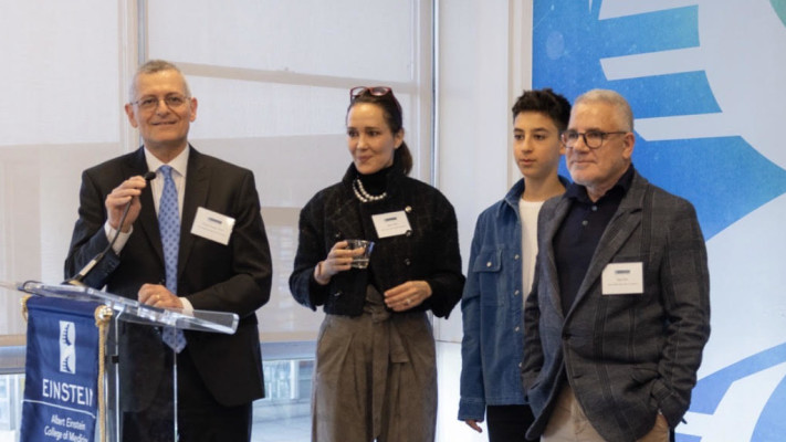  עידן, סמי ובתיה עופר וירון תומר  (צילום: Jason Torres, NY VINTAGE CAMERA WORKS LTD)