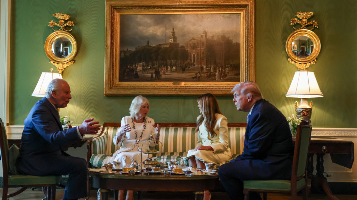 מלניה טראמפ, דונלד טראמפ, המלך צ'ארלס השלישי והמלכה קמילה (צילום: Suzanne Plunkett-Pool/Getty Images)