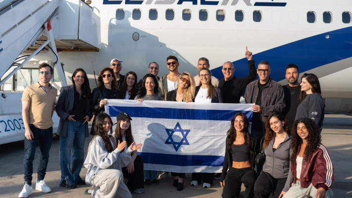 נועם בתן והמשלחת הישראלית בדרך להביא את התחרות המוזיקלית הביתה!