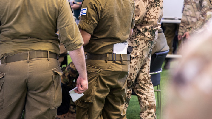 חיילי צה''ל וצבא ארה''ב במרכז הסיוע הצבאי-אזרחי