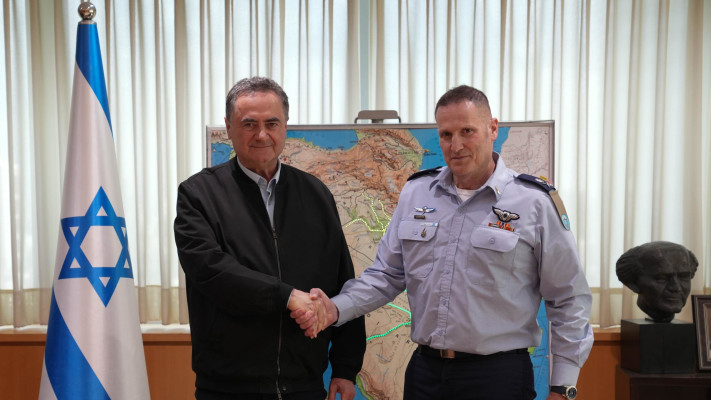 שר הביטחון ישראל כ''ץ ומפקד חיל האוויר היוצא, אלוף תומר בר